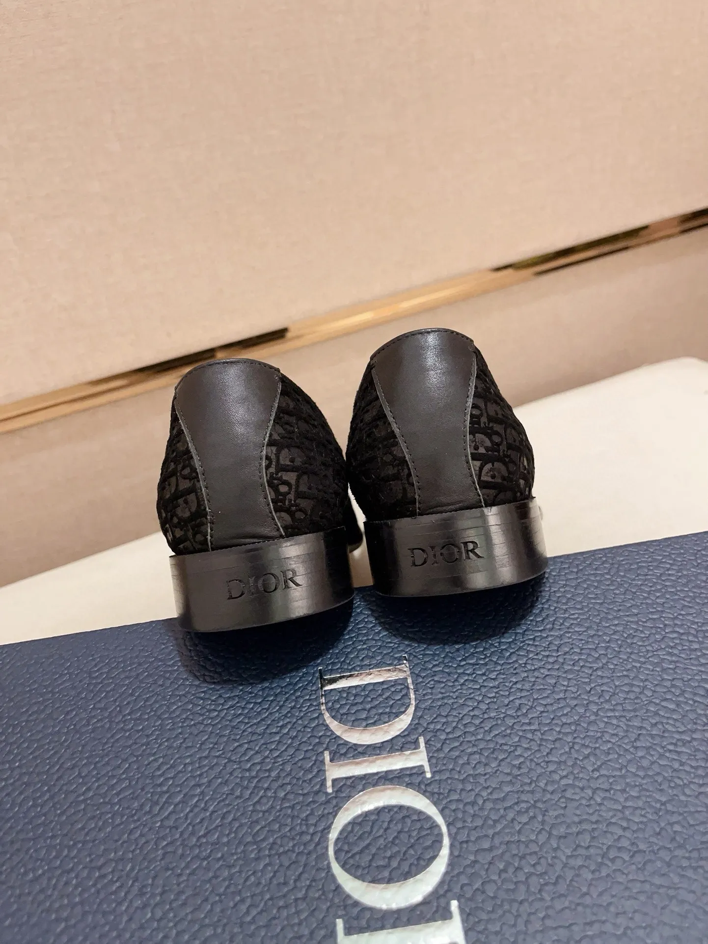 Factory price: 270 men's shoes 💰 High-end version of Dior Dior's new series. Famous actors and Internet celebrities wear super popular designs. They are designed with the sculptures of French artist Niki de Saint Phalle as rings. Material: Fabric: imported original material. Foot pads: cowhide. Outsole: Rubber outsole. Men's shoe size: 38~44. Can be customized to size 45.